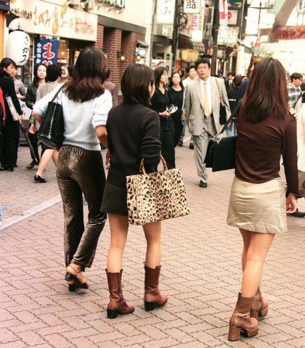 ミニスカートに靴底の厚いロングブーツ、茶髪のロングヘアーに細い眉毛といった「コギャル」ファッションが流行（1996年10月4日撮影）