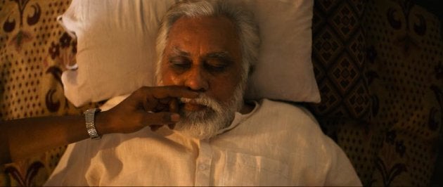 死期の近い父ダヤを演じるラリット・ベヘル