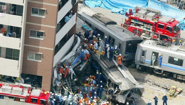 2005年4月25日、兵庫県尼崎市で起きたJR福知山線脱線事故。マンションに巻き付いているのが、小椋さんが乗っていた2両目。