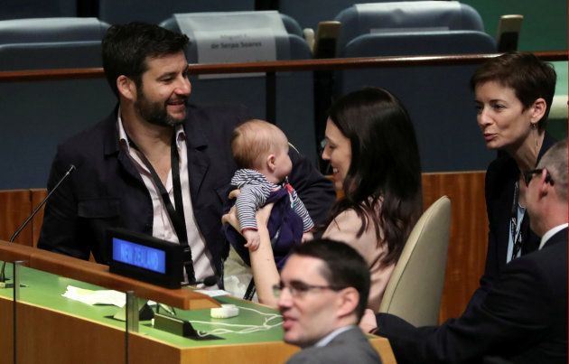 国連総会で、演説後に子供を抱き上げるニュージーランドのジャシンダ・アーダーン首相