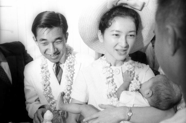フィリピン訪問で、マニラの国立児童保護施設を訪問された皇太子さま（現在の天皇陛下）と赤ちゃんを抱かれる美智子さま＝1962年11月7日