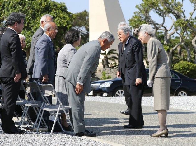 国立沖縄戦没者墓苑で供花を終え、県平和祈念財団の関係者らに声を掛けられる天皇、皇后両陛下＝3月27日、沖縄県糸満市