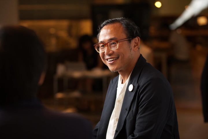 遠山 正道(とおやま・まさみち)さん。株式会社スマイルズ 代表取締役社長。食べるスープの専門店「Soup Stock Tokyo」のほか、ネクタイ専門店「giraffe」、セレクトリサイクルショップ「PASS THE BATON」、ファミリーレストラン「100本のスプーン」、コンテンポラリーフード&リカー「PAVILION」、海苔弁専門店「刷毛じょうゆ 海苔弁山登り」を展開。また、株式会社スマイルズがアーティストとして「大地の芸術祭 越後妻有アートトリエンナーレ2015」や「瀬戸内国際芸術祭2016」に作品を出品する取組みも行っている。近著に『成功することを決めた』(新潮文庫)、『やりたいことをやるビジネスモデル-PASS THE BATONの軌跡』(弘文堂)がある。