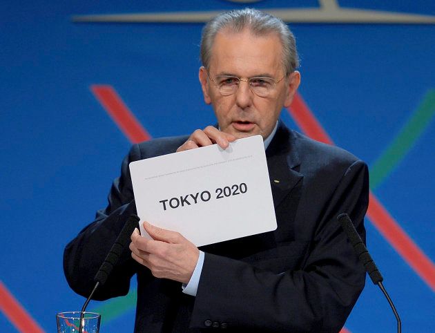 2020年のオリンピック開催地が東京に決まったことを発表する国際オリンピック委員会のジャック・ロゲ委員長＝2013年9月7日、 アルゼンチン・ブエノスアイレス