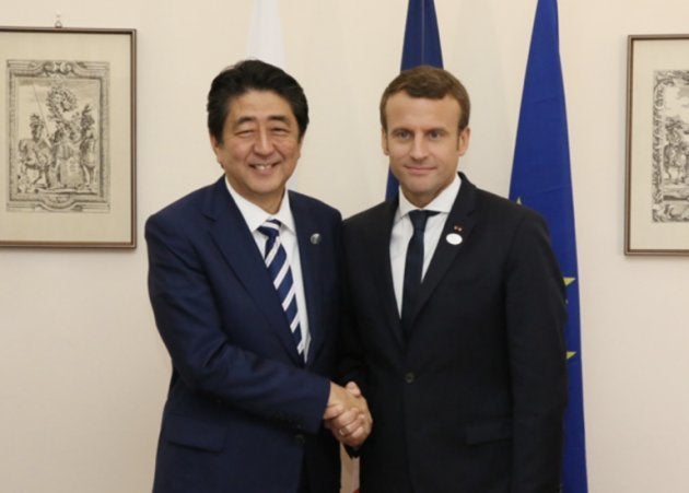 仏マクロン大統領と安倍晋三首相 2017年5月 出典）首相官邸