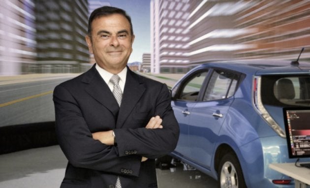 ゴーン氏と日産の電気自動車「リーフ」 出典）日産自動車