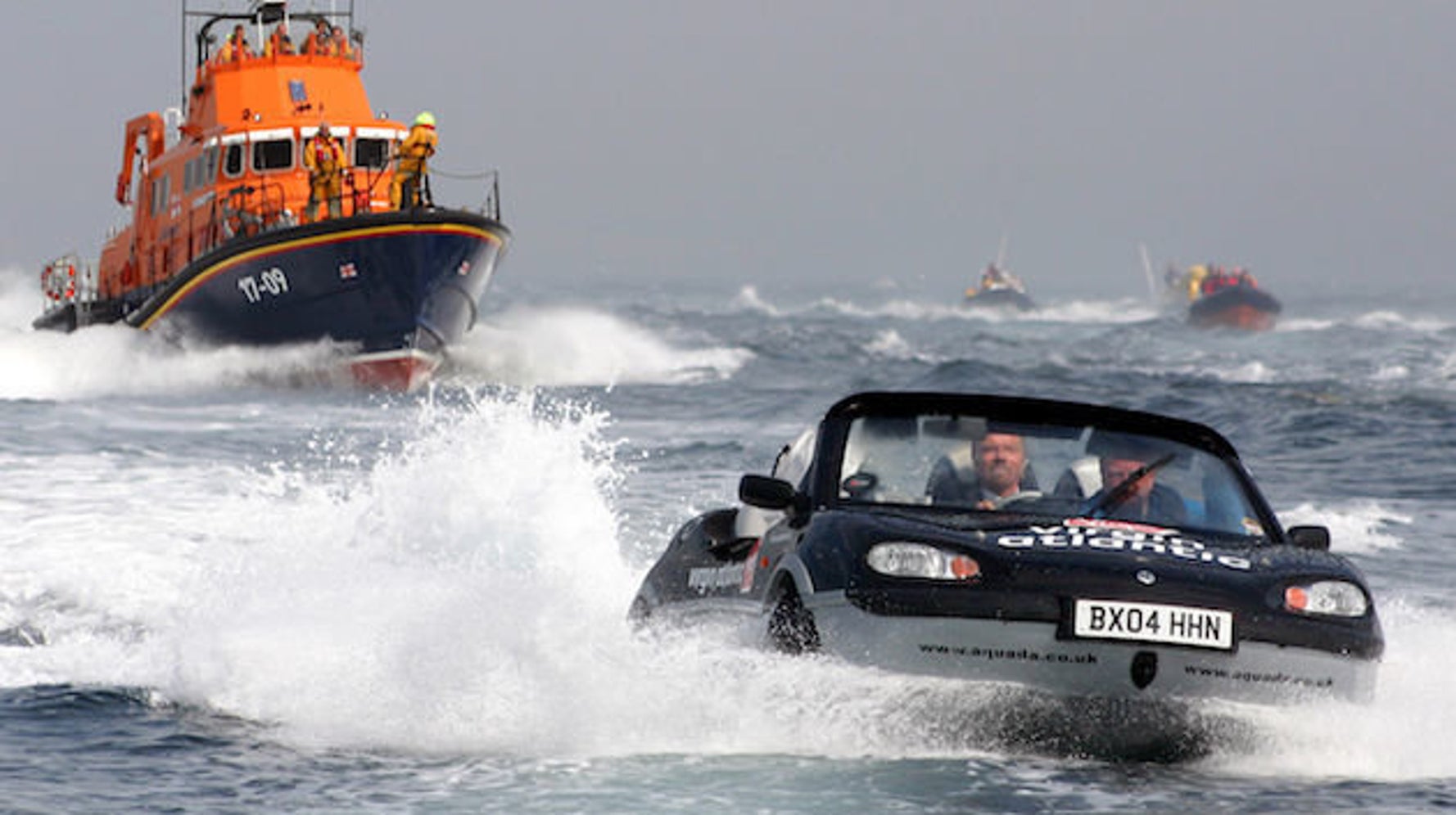この発想はなかった 水陸両用スポーツカー アクアダ の動画に脱帽 ハフポスト これからの経済