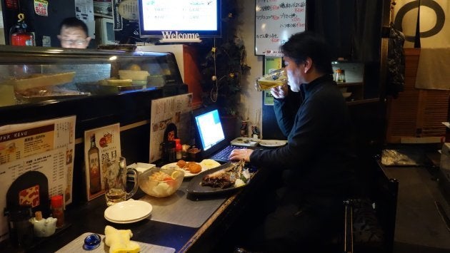 札幌の居酒屋、ほっけで原稿チェック。