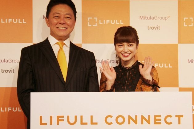 株式会社LIFULL 代表取締役社長 井上高志氏（左）。発表会には、LIFULLのグローバル本部長を務める長友佑都選手の代わりに、妻である平 愛梨さん（右）も駆けつけた。「海外でくらしていると、のびのびと子育てできていいんです」と語った