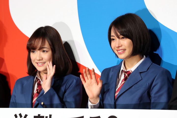 女優の広瀬すずさん（右）と歌手で女優の大原櫻子さん