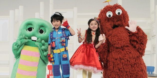 BSフジの子ども番組「beポンキッキーズ」のメインキャストとして登場した人気子役の鈴木福くん（中央左）と谷花音ちゃん（同右）。ガチャピン、ムックと一緒にお披露目の記者会見を行った（東京・港区） 