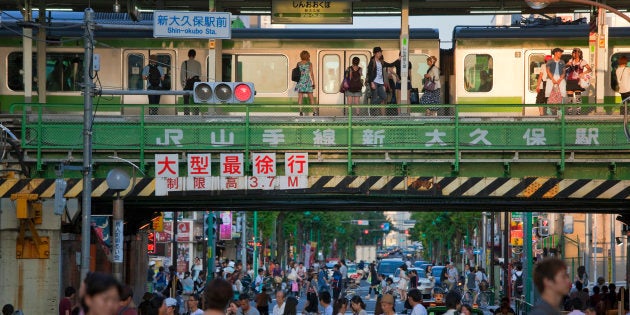 新大久保駅前。