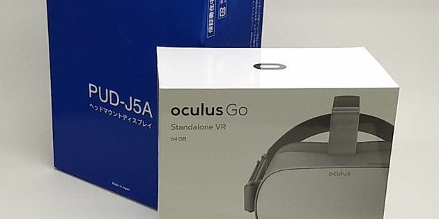 Oculus Goのパッケージと背後の青い箱はソニーが2002年に発売したPlayStation2用VRヘッドセットのPUD-J5A