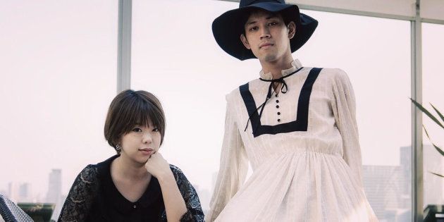 （左から）blurorangeのデザイナー・松村智世さん、ワンピースを試着した男性モデル。