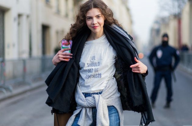 DiorのフェミニストTシャツを着るモデル（2017年1月撮影）