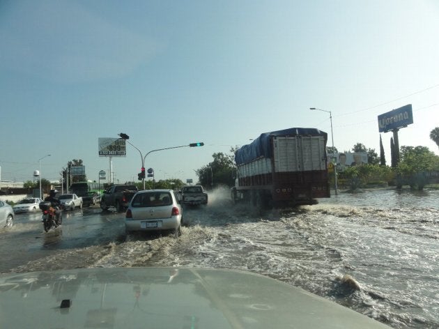 主要道路は洪水状態