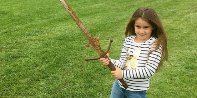 7歳の少女 伝説の湖で聖剣エクスカリバーを発見 ハフポスト