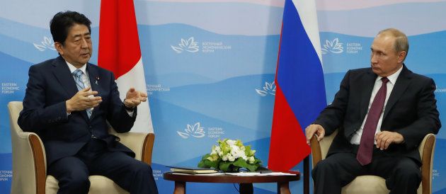安倍晋三首相と会談するプーチン大統領＝9月7日、ウラジオストク