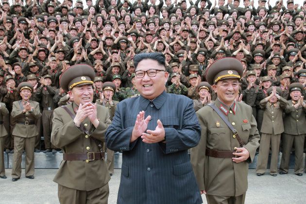 朝鮮人民軍の兵士らと拍手する金正恩氏