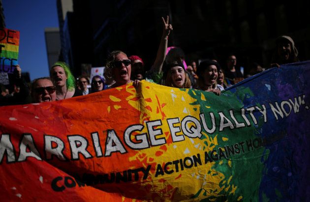 同性婚を求めて行進する人たち＝9月10日、シドニー