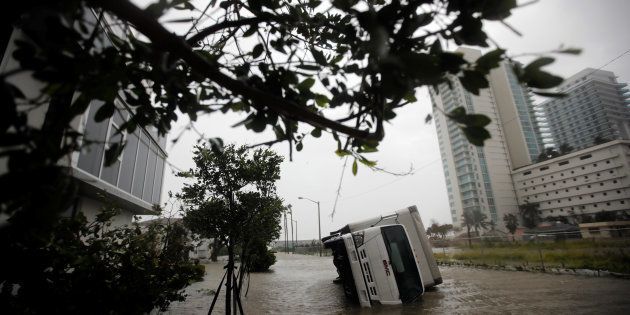 ハリケーン「イルマ」の強風で横転したトラック（2017年9月10日、マイアミで撮影）