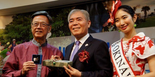 「沖縄ナイト」で交流した（左から）翁長雄志沖縄県知事、梁武承（ヤン・ムスン）韓国旅行業協会会長、町田満彩智ミス沖縄コバルトブルー＝9月6日、韓国・ソウル市のコリアナホテル