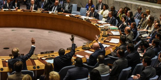 北朝鮮への石油輸出に上限を設けるなどした制裁決議を採択する国連安全保障理事会（2017年9月11日）