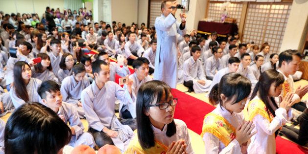 ベトナム人の僧侶を招いての法要に、多くのベトナム人留学生らが集まった＝１０日、北九州市八幡東区の永明寺、金子淳撮影