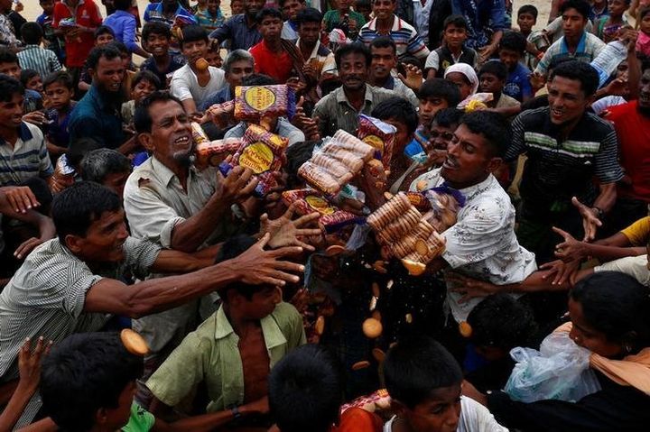 Rohingya refugees jostle to receive food distributed by local organizations in Kutupalong, Bangladesh, September 9, 2017. © 2017 Danish Siddiqui/Reuters