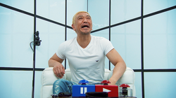 ルールは簡単、「動いてはいけない」。松本人志が与える“笑いの試練”に耐えた者だけが、賞金を手にできる!