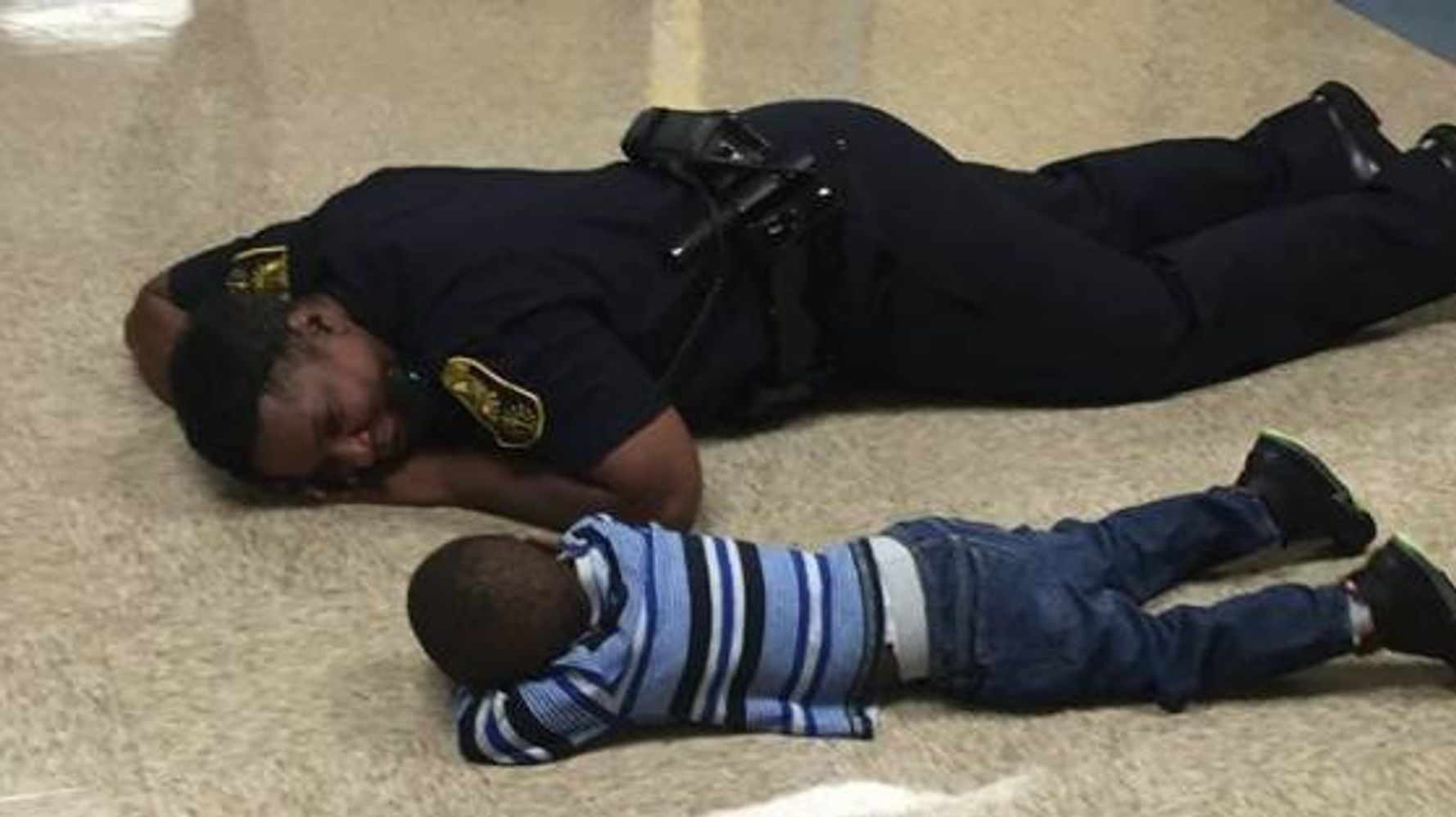 怒って床に突っ伏した男の子 警察官が隣に寄り添い 同じ目線 で見守る ハフポスト Life