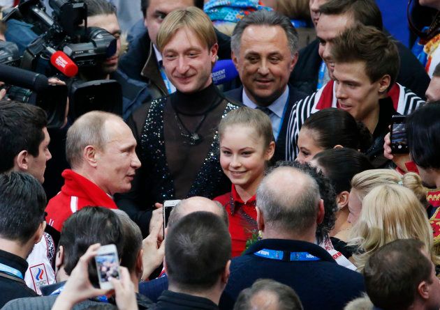 ロシアのプーチン大統領（真ん中左から2人目）から祝福を受けるリプニツカヤ選手（中央）＝2014年2月、ロシア・ソチ
