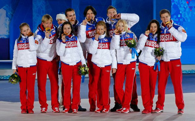 ソチ五輪フィギュアスケート団体戦で金メダルに輝いた、リプニツカヤ選手（左）らロシアチームのメンバー＝2014年2月