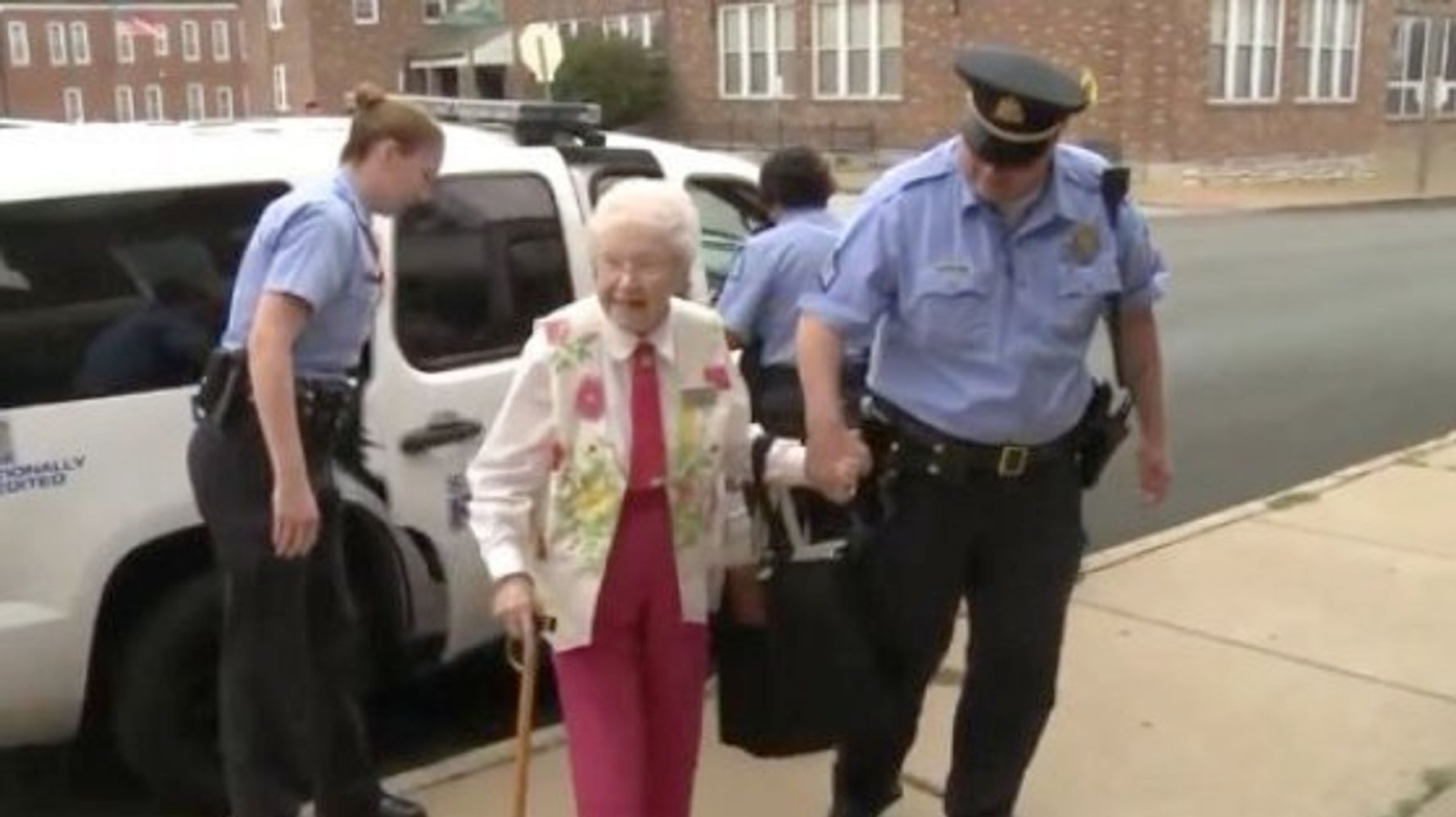 102歳のおばあちゃん 長年の夢を叶えて 逮捕 される ハフポスト Life