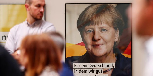 メルケル首相の写真を掲げる「キリスト教民主・社会同盟（CDU・CSU）」のポスター＝2017年8月、ベルリン