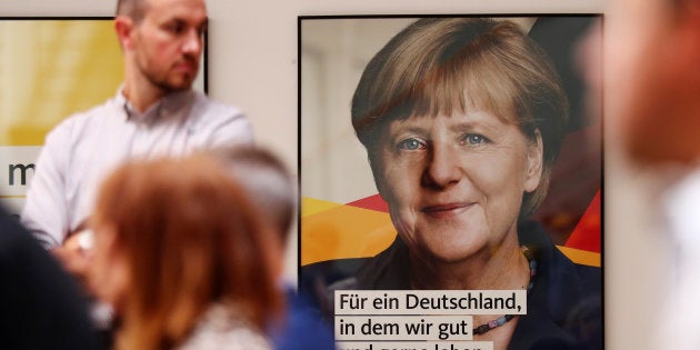 メルケル首相の写真を掲げる「キリスト教民主・社会同盟（CDU・CSU）」のポスター＝2017年8月、ベルリン