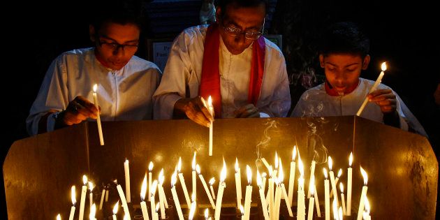 2015年に発生したコルカタでのレイプ事件で犠牲者を追悼するために開かれた式典