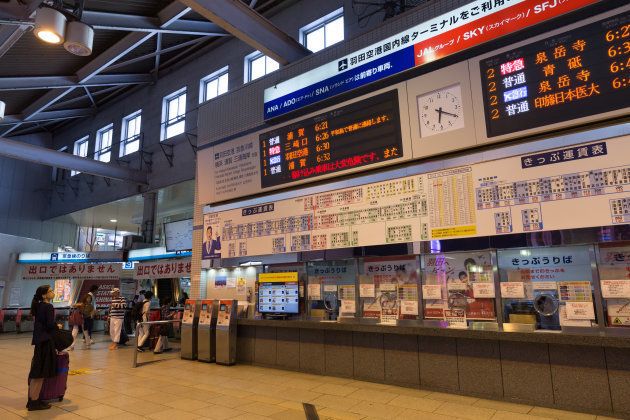 下りは「羽田空港」「三崎口」「浦賀」行きの電車が発車する品川駅。上りの始発駅は「泉岳寺」駅。