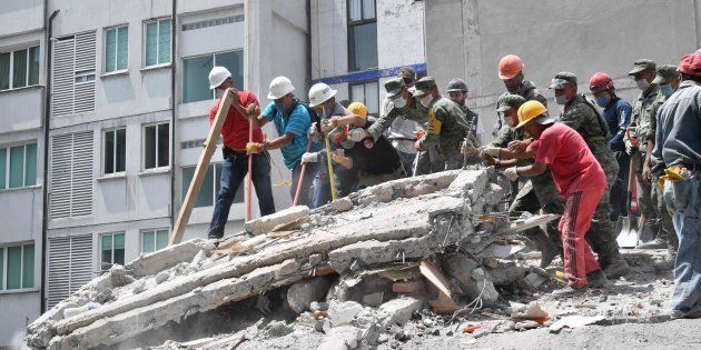メキシコ市で20日、建物のがれきを撤去する人たち