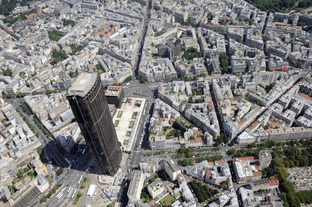 エッフェル塔が 巨大な鏡 で逆さまに パリ高層ビルの改修計画案がすごい ハフポスト