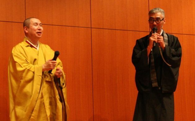 大報恩寺の菊入諒如住職（左）と、テクノ法要の発案・作曲者の朝倉行宣住職