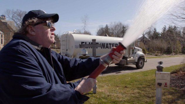 ミシガン州知事宅に向けてフリントの汚染水を放水するムーア