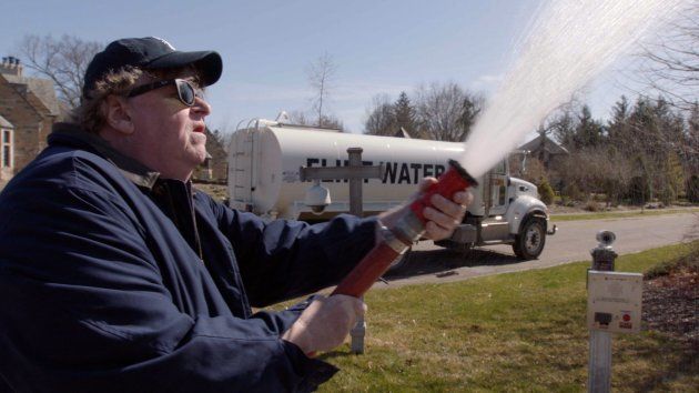 ミシガン州知事を突撃。人体に有害な鉛が検出されたフリントの水を知事の家に撒き散らすムーア監督。