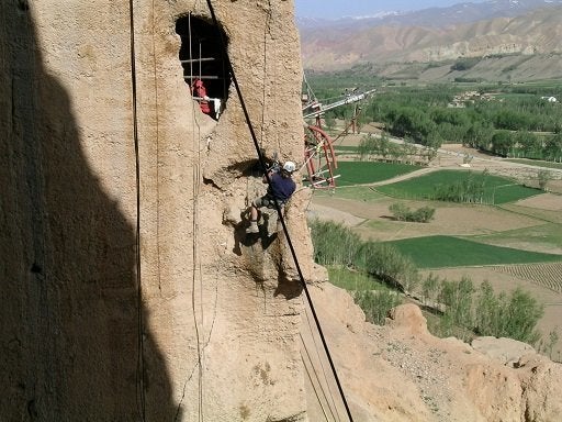 イタリア人のロッククライマー。東大仏壁で連日の作業。仏龕の状態をコンピューター解析し、崩壊を食い止める作業を行う。