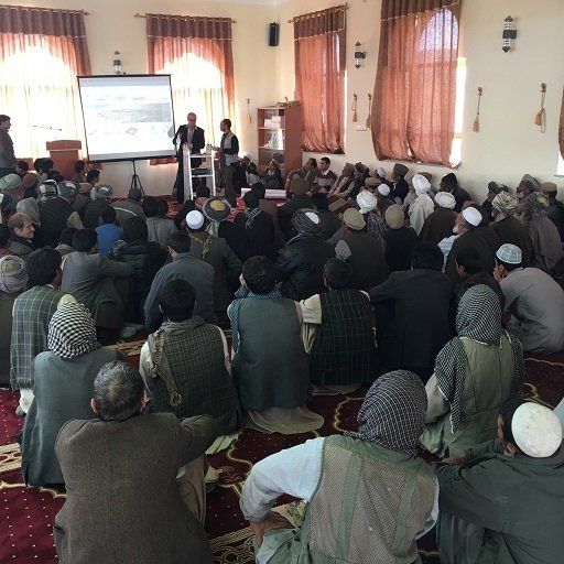 文化的景観保護のためのマスタープランの市民への説明。アフガン政府とユネスコが主催。一週間に及ぶ説明会には延べ800人の村人が加わり、文字通り膝詰めの会議が行われた。