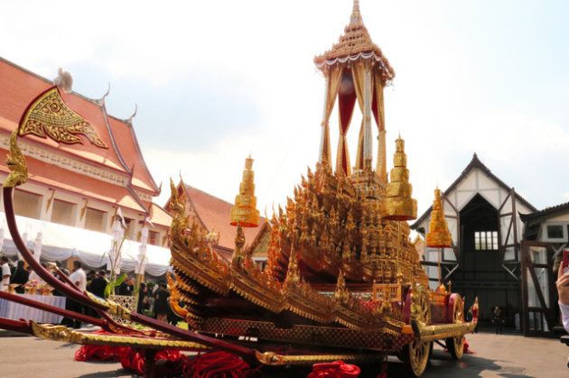タイのプミポン前国王の葬儀に使われる黄金色の車＝２１日、バンコク、貝瀬秋彦撮影