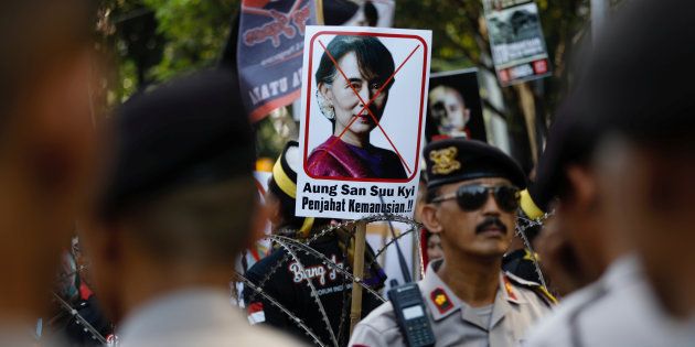 ロヒンギャ問題解決に「消極的」な姿勢だとしてアウンサンスーチー氏を批判する人たち＝2017年9月8日、インドネシア・ジャカルタ