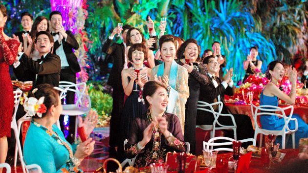 映画「クレイジー・リッチ！」から。結婚パーティーに東南アジア各地からリッチな人々が集まった場面 (C) 2018 WARNER BROS. ENTERTAINMENT INC. AND SK GLOBAL ENTERTAINMENT