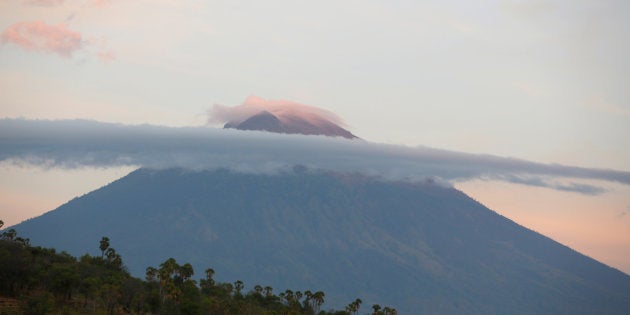 A view of Mount Agung, a volcano on the highest alert level, as the sun rises from Amed on the resort island of Bali, Indonesia, September 26, 2017. REUTERS/Darren Whiteside