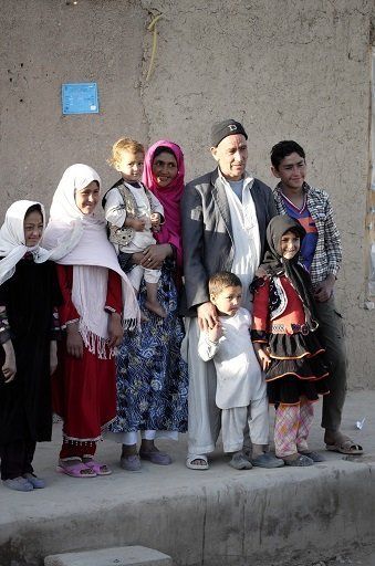 タリバンにより大仏破壊の強制労働を強いられた村人の家族には笑顔が広がっていた。